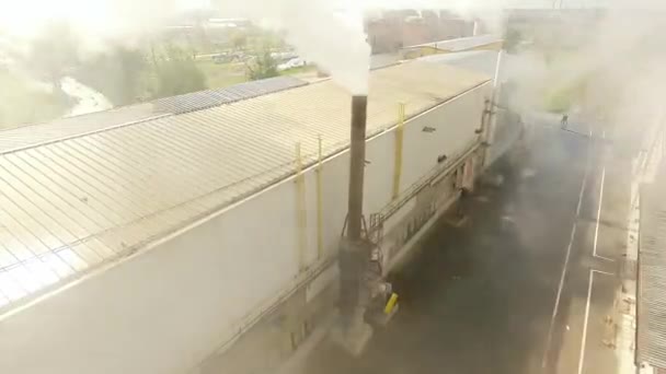 Veduta Aerea Della Fabbrica Con Tubi Con Emissione Fumo Bianco — Video Stock