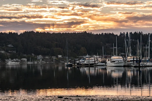 Bright morning glow over harbor — Stock Photo, Image