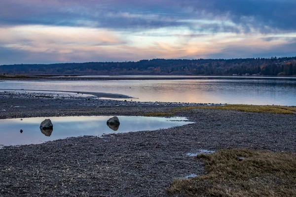 Sonnenuntergang und felsiger Haubenkanal — Stockfoto