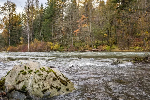 Maciço rio e rocha — Fotografia de Stock