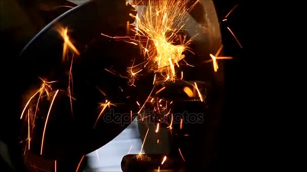 Metalen grinder gooien sparks — Stockvideo