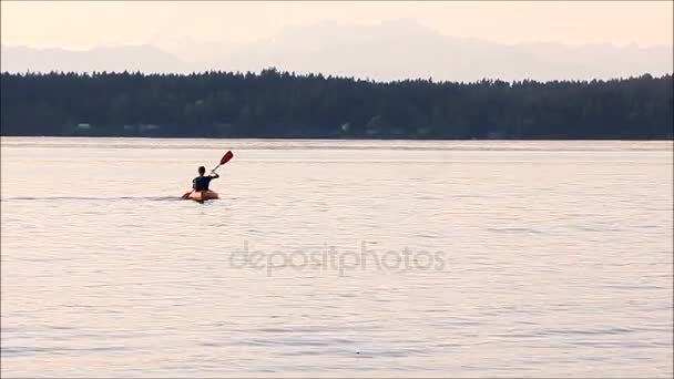Femme pagaie un kayak le long de l'eau — Video