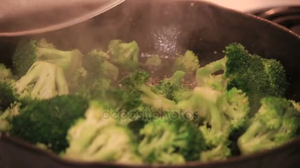 Brokoli buharlarının dökme demir — Stok video