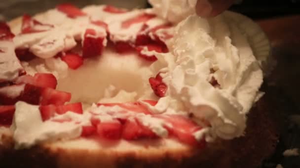 Grandes cantidades de crema en la torta — Vídeos de Stock