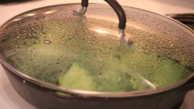 Brokoli kapak üstünde buhar