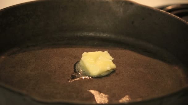 Cast iron melts butter — Stock Video