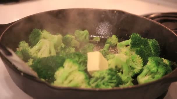 Butter stirred into broccoli — Stock Video