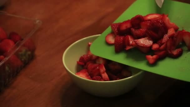 Strawberry bitar Lägg i skål — Stockvideo