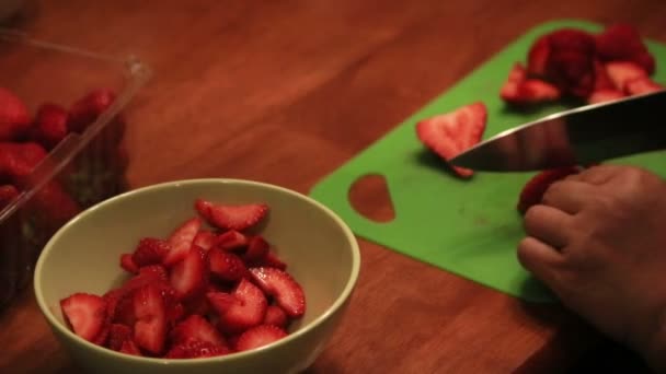 Rijpe aardbeien snijden — Stockvideo