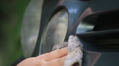 El ovma mavi arabanın önü