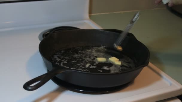 Melting butter in cast iron skillet — Stock Video