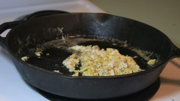 Voltear los huevos revueltos en la sartén — Vídeo de stock
