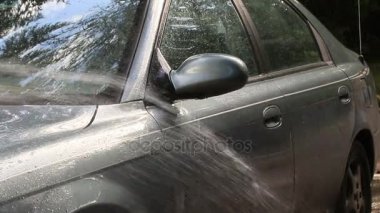 küçük bir mavi gri arabadan durulama