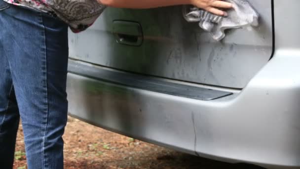 Wassen van vuile busje terug bumper — Stockvideo