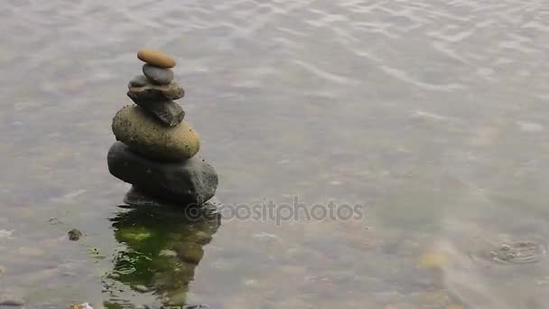 Clam bubbles near stone tower — Stock Video