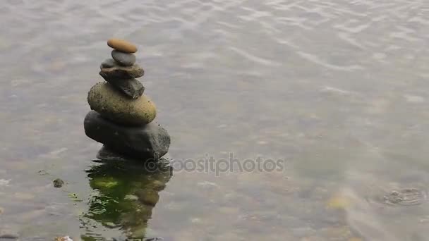 Clam bubbels in de buurt van stenen toren — Stockvideo