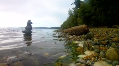 kayalık sahil ve taş yığını