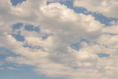 mavi gökyüzünde beyaz bulutlar katmanları
