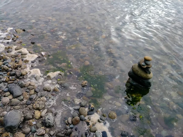 Costa rocosa de la mañana y pila de piedra — Foto de Stock