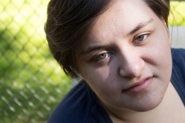 çit kız kafa tilts