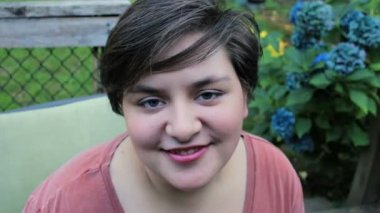 gülümseyen kız yüzünü kameraya yapar.