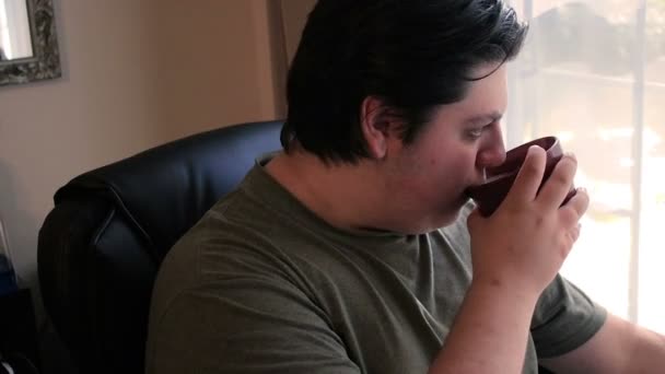 Pije kávu v Počítačová židle — Stock video