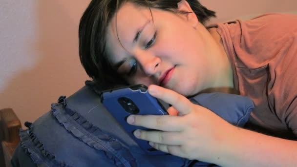 Detail dívky na telefonu, v posteli — Stock video
