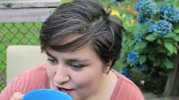 Κορίτσι απολαμβάνει τον καφέ στο κατώφλι — Αρχείο Βίντεο