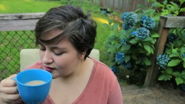 Kız verandada kahve hoşlanır