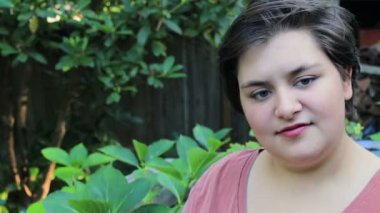 bahçeden kamera için seyir kız