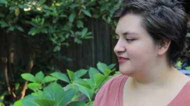 Kız kameraya bak döner