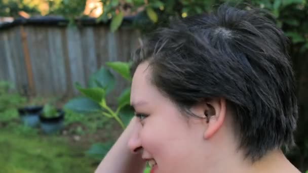 Flickan skrattade och kör fingrarna i håret — Stockvideo