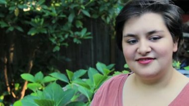 kadın baş gülümsüyor devirme