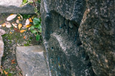 oyulmuş Yüzbaşı stone