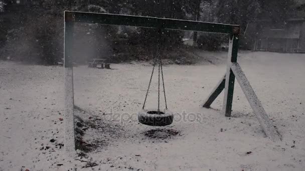 雪の中で座っているタイヤ スイング — ストック動画