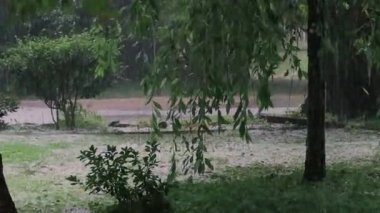 dolu ve bahçesinde derin su birikintileri