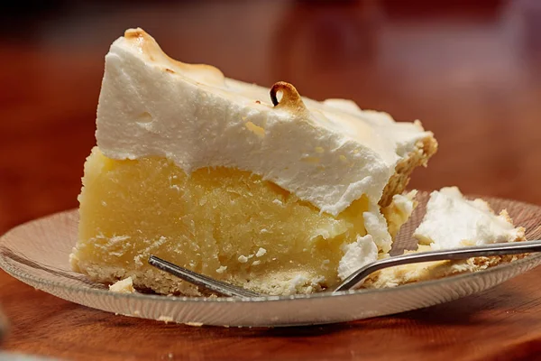 Meringue on frozen lemon pie — Stock Photo, Image