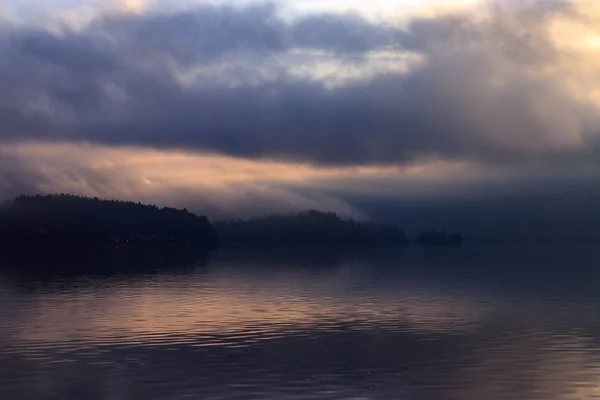 Туман, катящийся над Puget Sound — стоковое фото