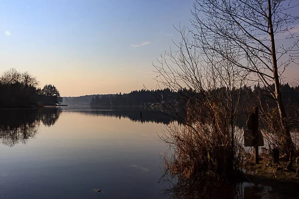 Eski işareti kırık ile kırsal Gölü — Stok fotoğraf