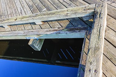 su üzerinde ahşap dock