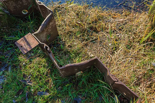 Metal rdzewieje wzdłuż od strony jeziora — Zdjęcie stockowe