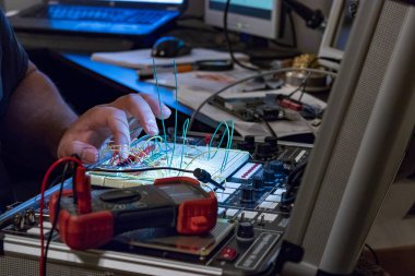 elektronik donanım ellerde