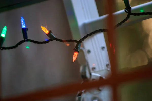 Стеклянные стекла, показывающие рождественские огни и лестницу — стоковое фото