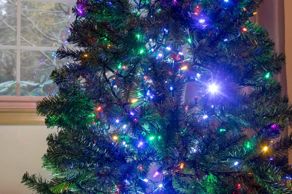 Arbre de Noël lumineux devant la fenêtre d'hiver — Photo