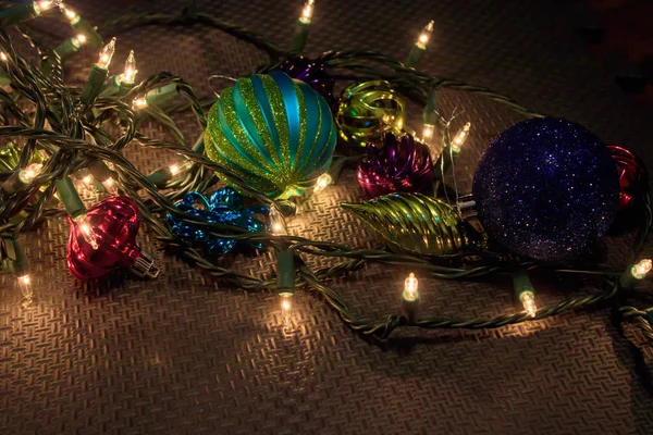 Σειρά από φώτα και μερικά Χριστουγεννιάτικα στολίδια σε ένα πάτωμα γκαράζ — Φωτογραφία Αρχείου