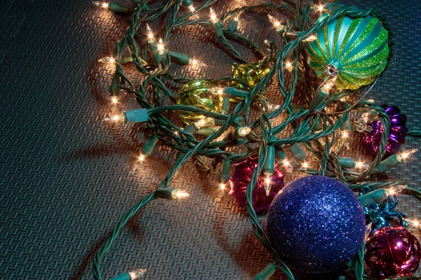 Fondo de goma negro con decoraciones navideñas dispersas en él —  Fotos de Stock