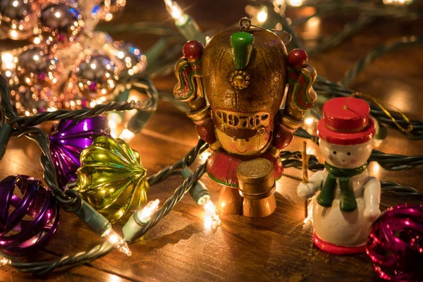 Osvětlení jako vánoční dekorace dovolená na dřevěné pozadí — Stock fotografie
