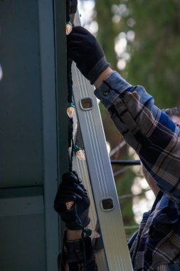 adam Noel için merdivenden süsle.