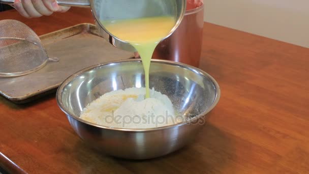 Mezclar mantequilla en una harina — Vídeo de stock