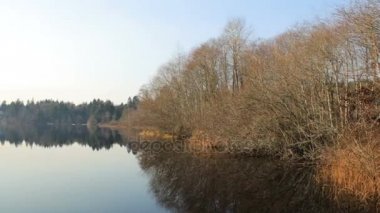 pürüzsüz sakin göl üzerinde kaydırma